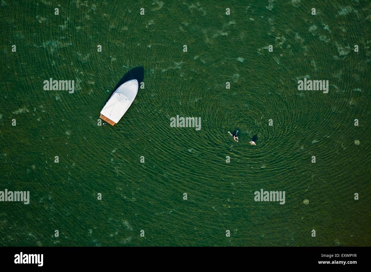 Boot und Schwimmer im Bodensee, Baden-Württemberg, Deutschland, Luftaufnahme Stockfoto