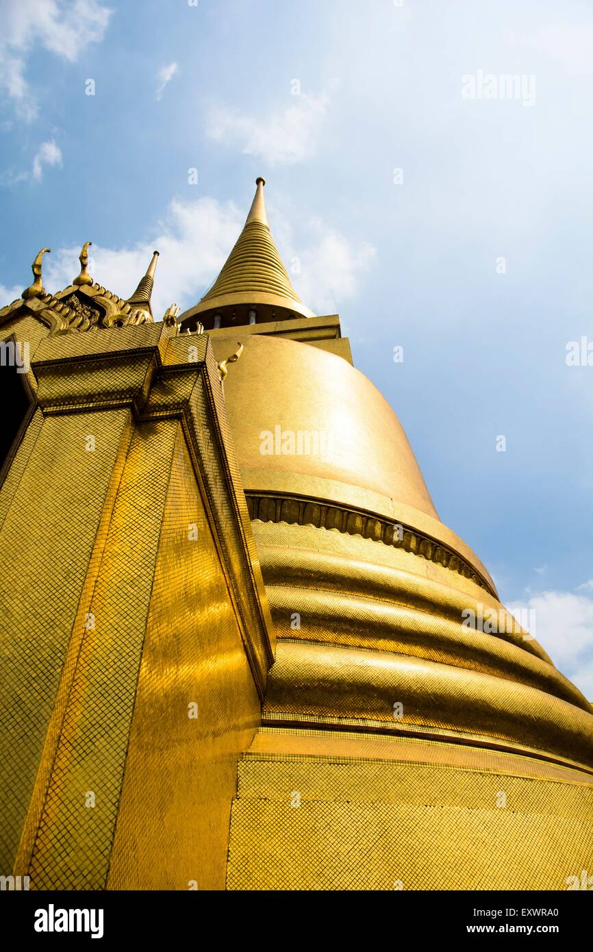 Goldene Stupa im Tempel Wat Phra Kaeo in Bangkok, Thailand Stockfoto