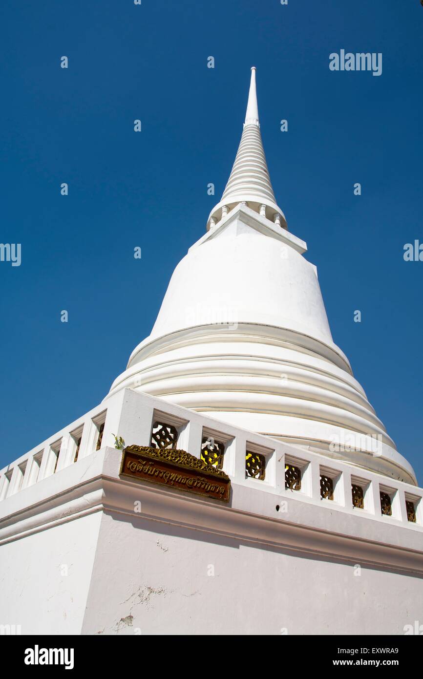 Weiße Stupaof ein buddhistischer Tempel in Ayutthaya, Thailand Stockfoto