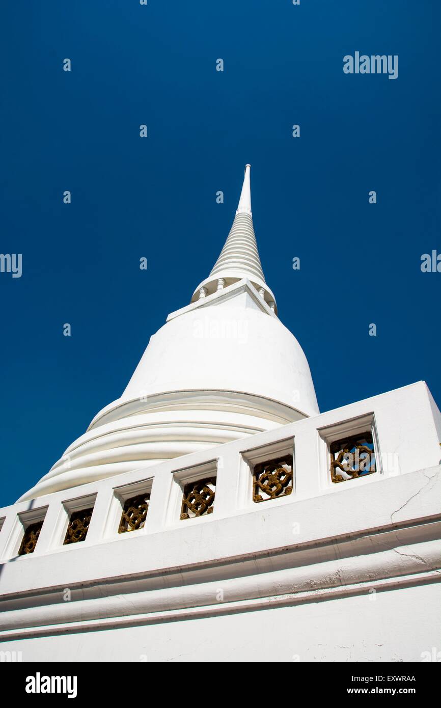 Weiße Stupaof ein buddhistischer Tempel in Ayutthaya, Thailand Stockfoto