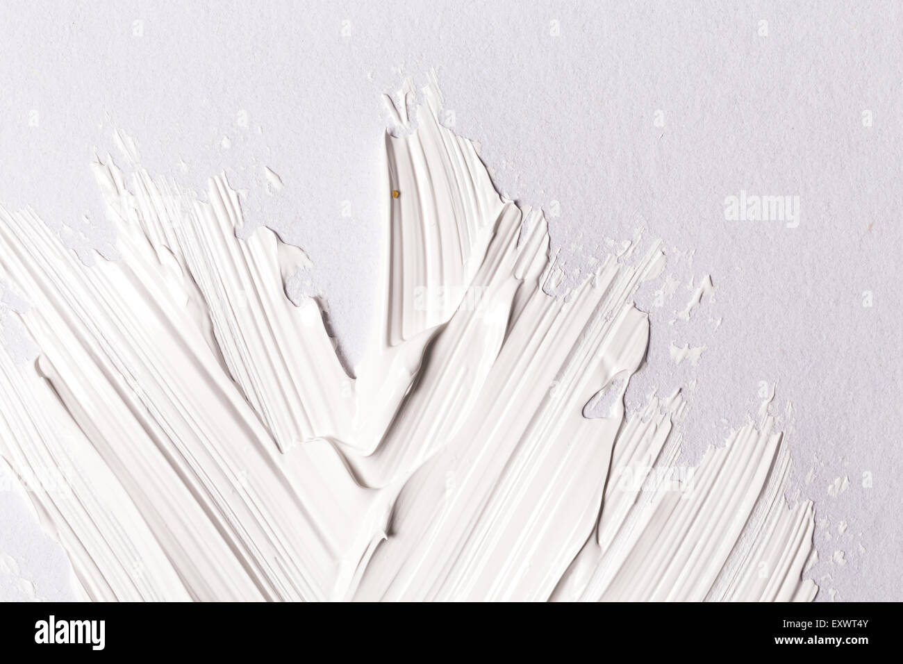 Handgemachte Ölfarbe Pinselstrich über das Weißbuch als gestalterisches Element der Kulisse Stockfoto