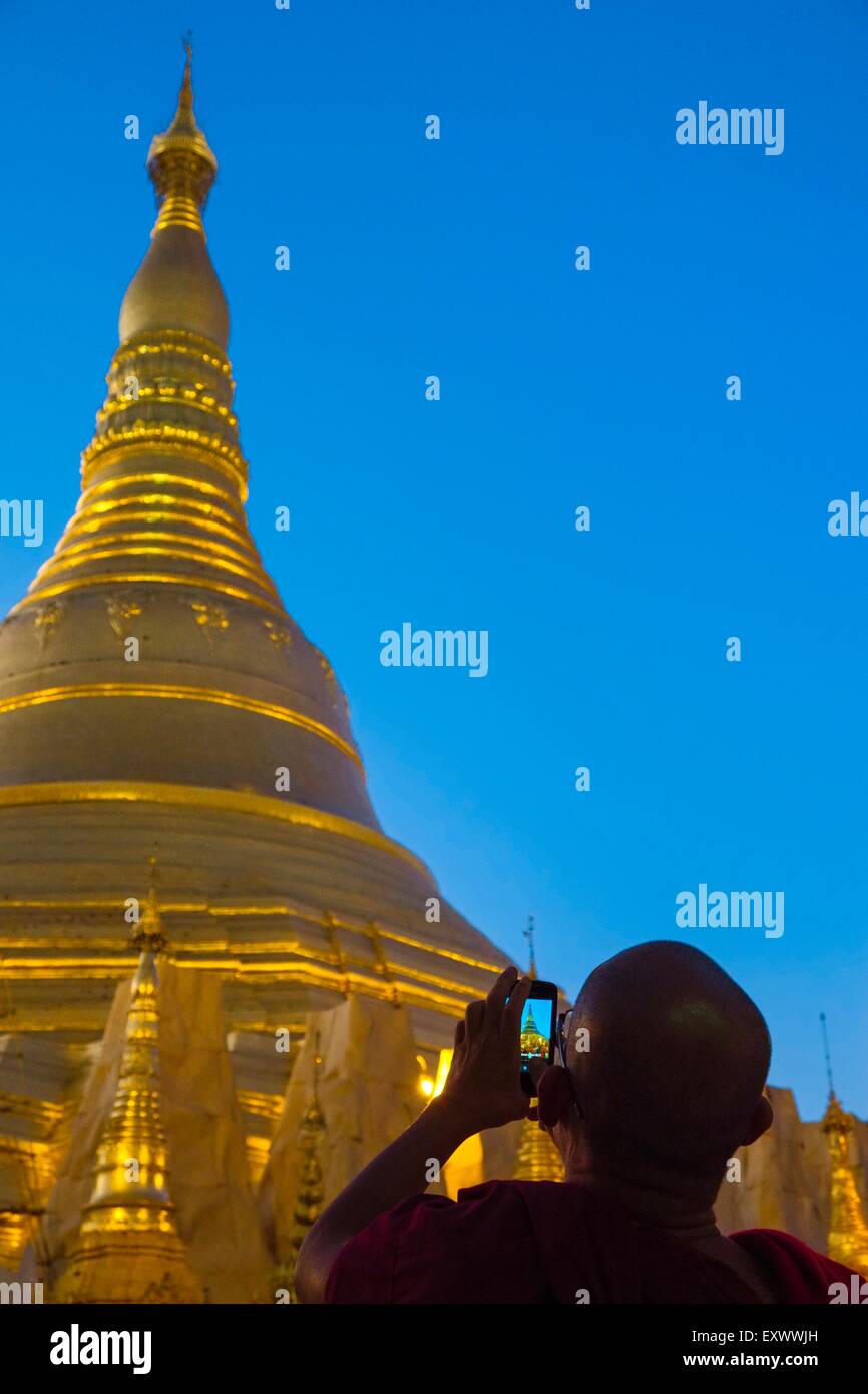 Mönch an der Shwedagon Pagode, Rangun, Myanmar, Asien Stockfoto