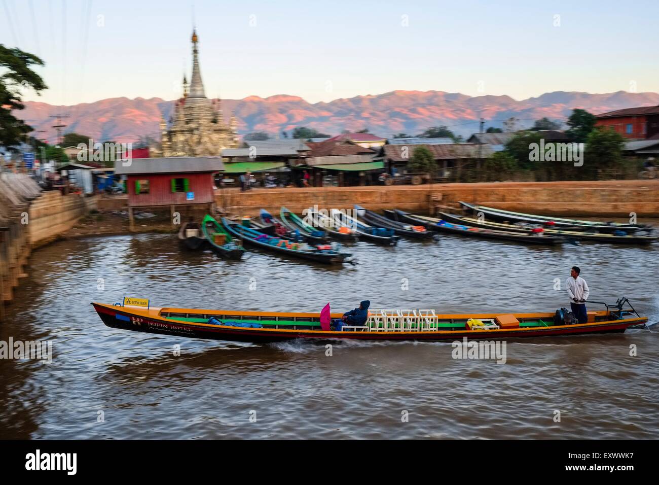Longtail-Boot, Nyaung Shwe, Shan-Staat, Myanmar, Asien Stockfoto