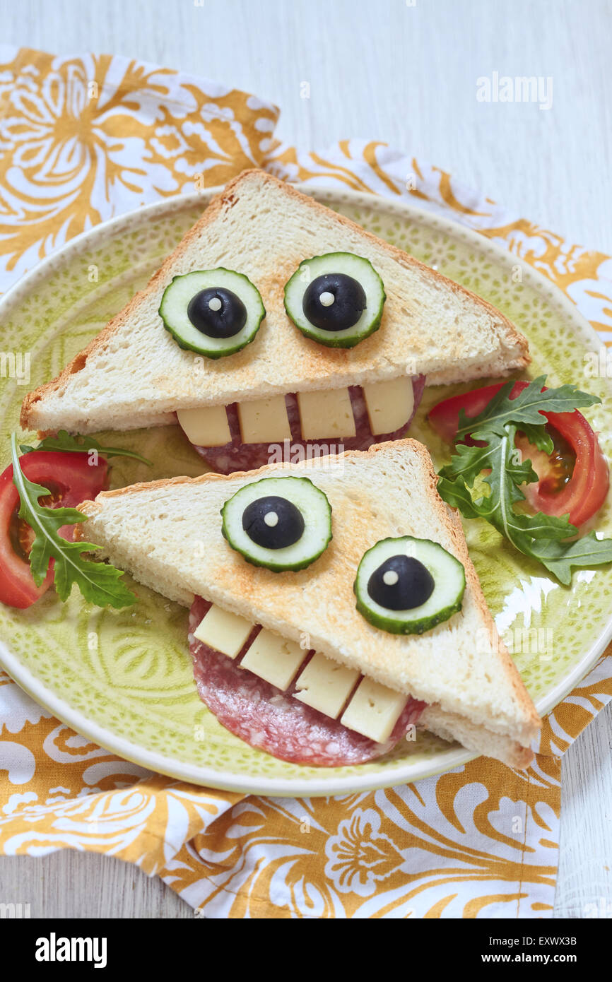 Lustige Sandwich für Kinder-Mittagessen auf dem Tisch Stockfoto