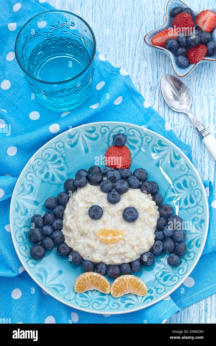 Lustige Kinder Frühstück Porridge mit frischen Beeren Stockfoto