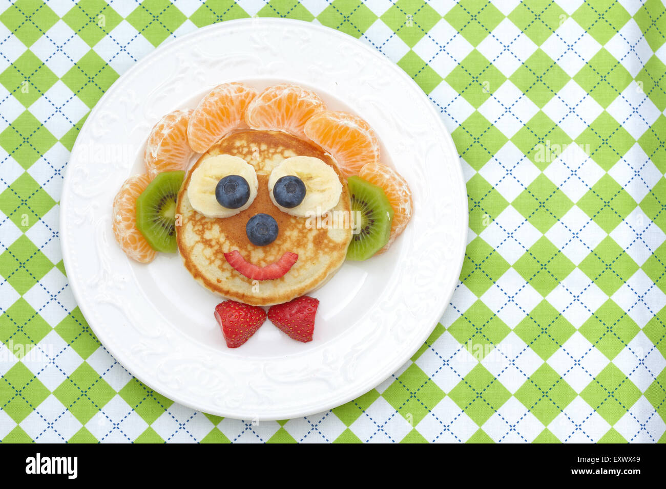 Lustige Sandwich für Kinder-Mittagessen auf dem Tisch Stockfoto