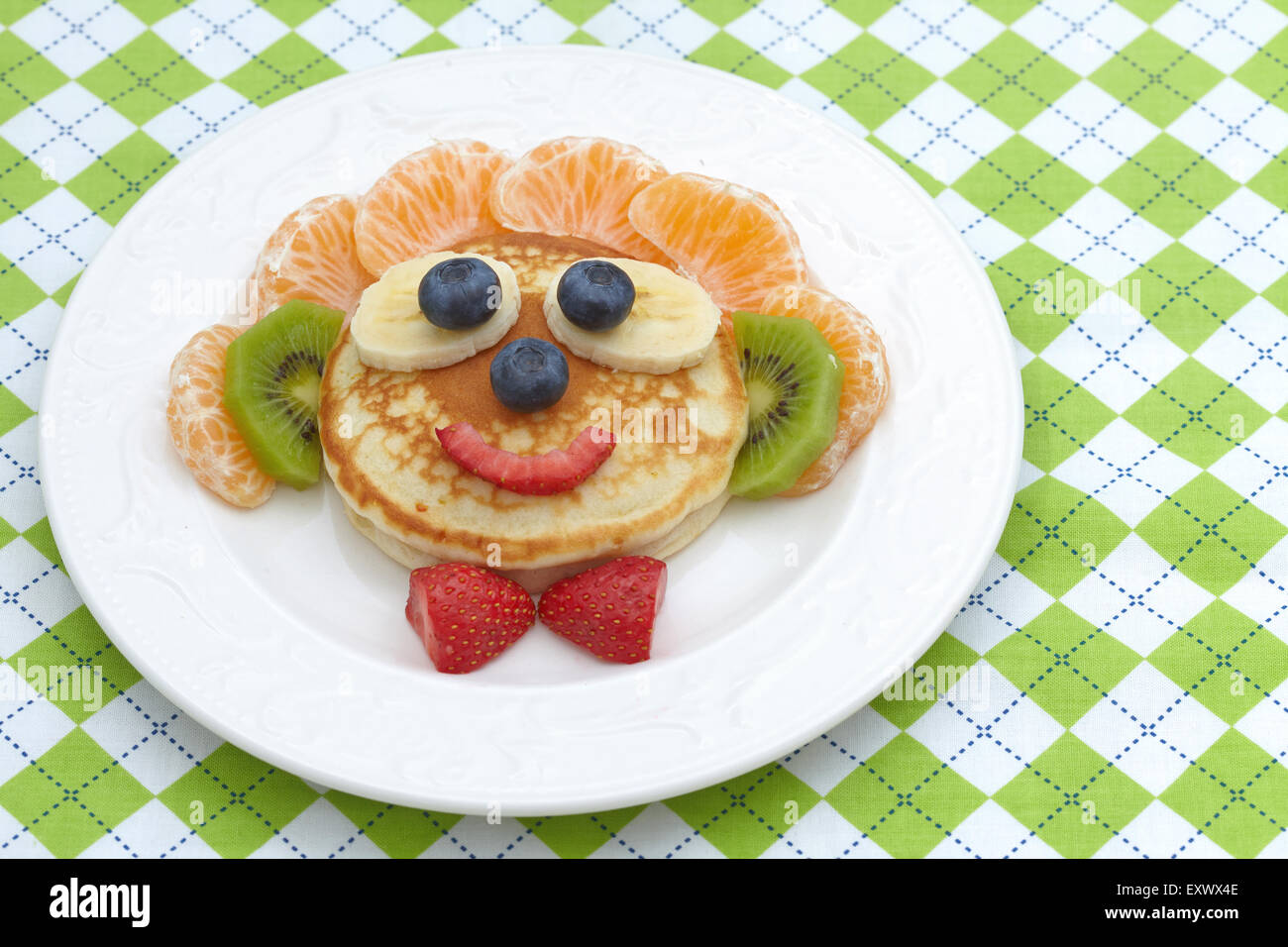 Lustige Sandwich für Kinder-Mittagessen auf dem Tisch Stockfoto
