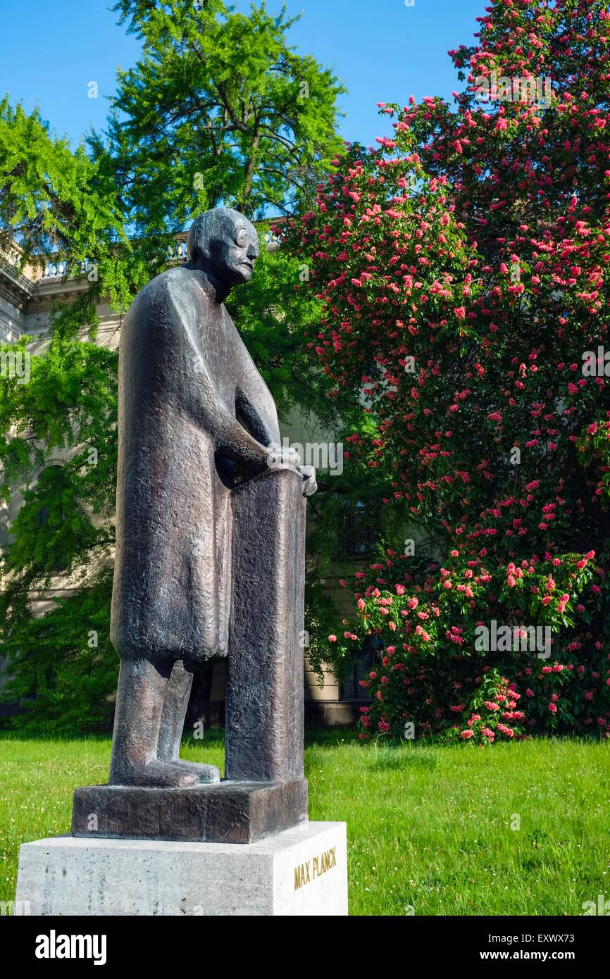 Max-Planck-Denkmal vor der Humboldt-Universität zu Berlin, Deutschland, Europa Stockfoto