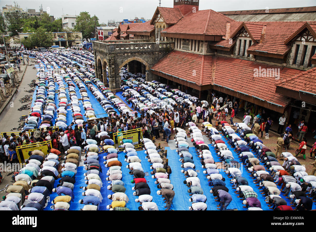 Mumbai, Indien. 17. Juli 2015. Indische Muslime führen Eid Al-Fitr Gebet (Namaz) vor Bandra Bahnhof, Mumbai, Indien. 17. Juli 2015 Kredit: Maciej Dakowicz/Alamy Live-Nachrichten Stockfoto