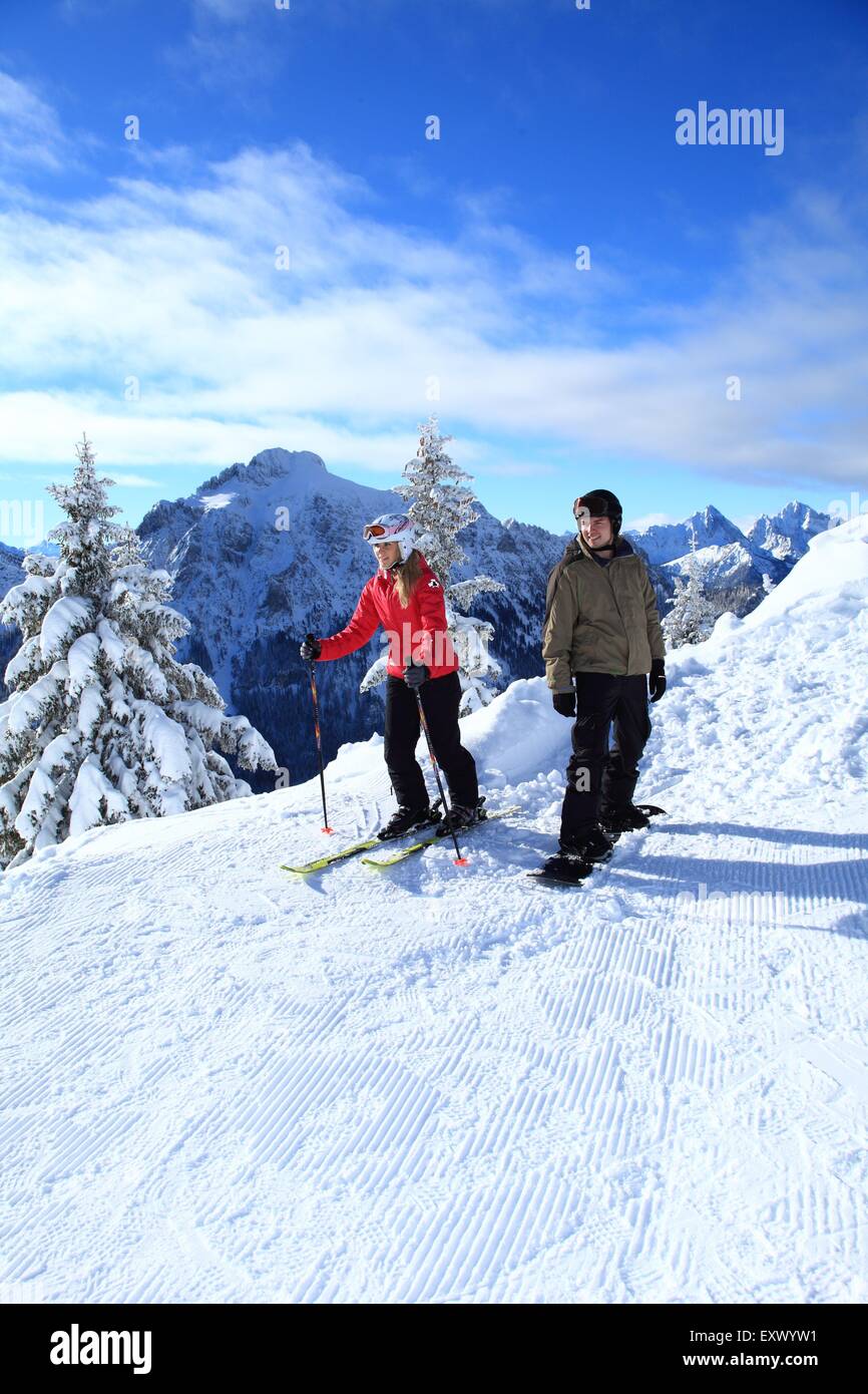 Weibliche Skifahrer und Snowboarder, Tegelberg, Ammergauer Alpen, Allgäu, Bayern, Deutschland, Europa Stockfoto