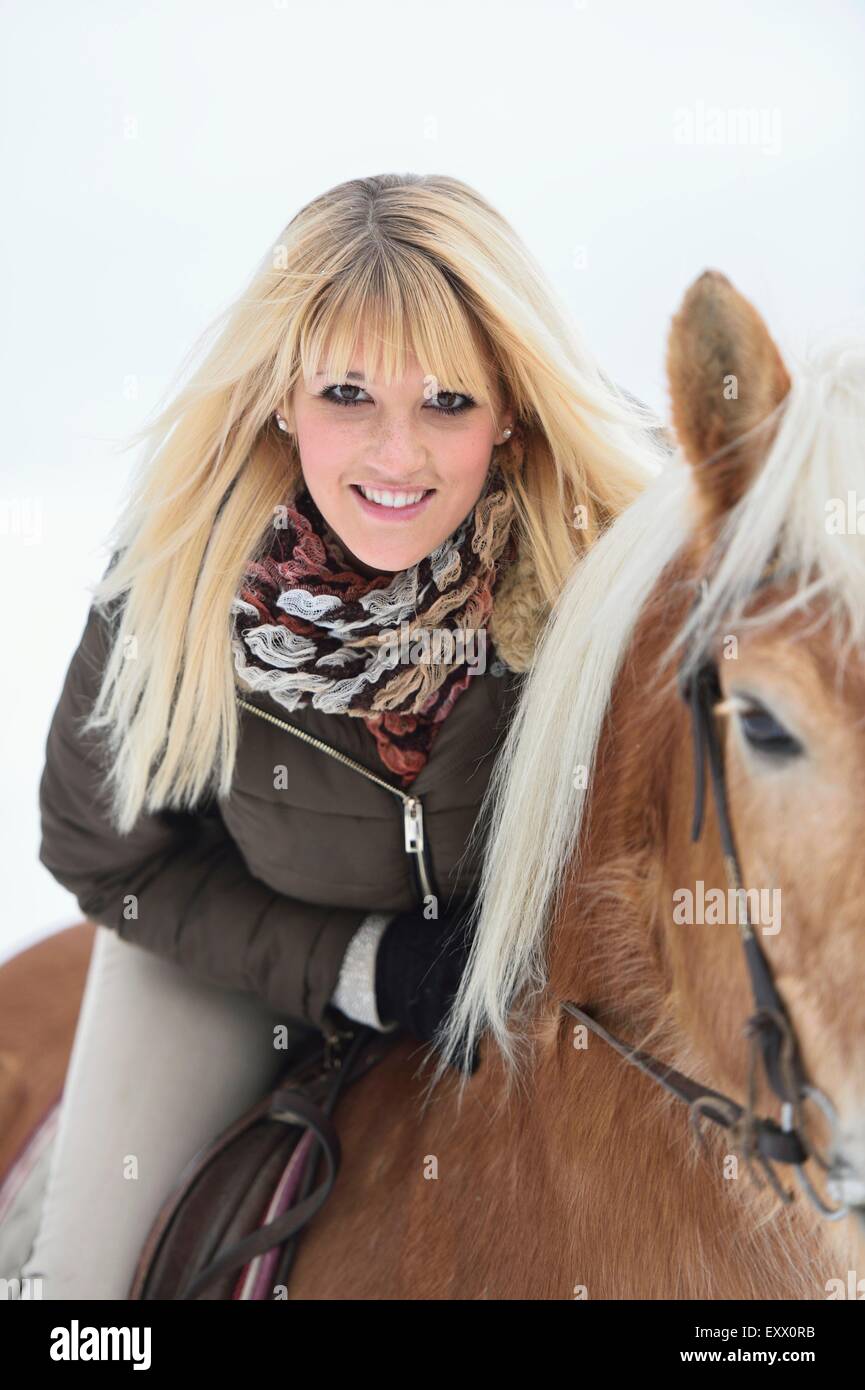 Blonde Frau Und Pferd Reiten -Fotos Und -Bildmaterial In Hoher