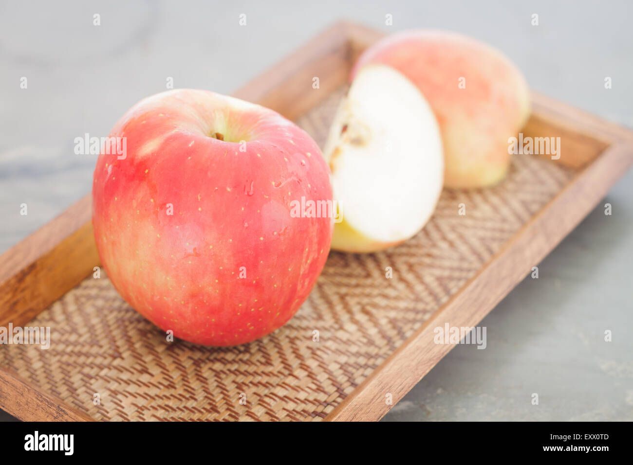 Roter Apfel auf Tablett aus Holz, stock Foto Stockfoto