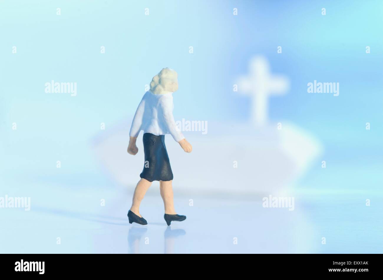 Miniatur-Figur auf einer Beerdigung Stockfoto