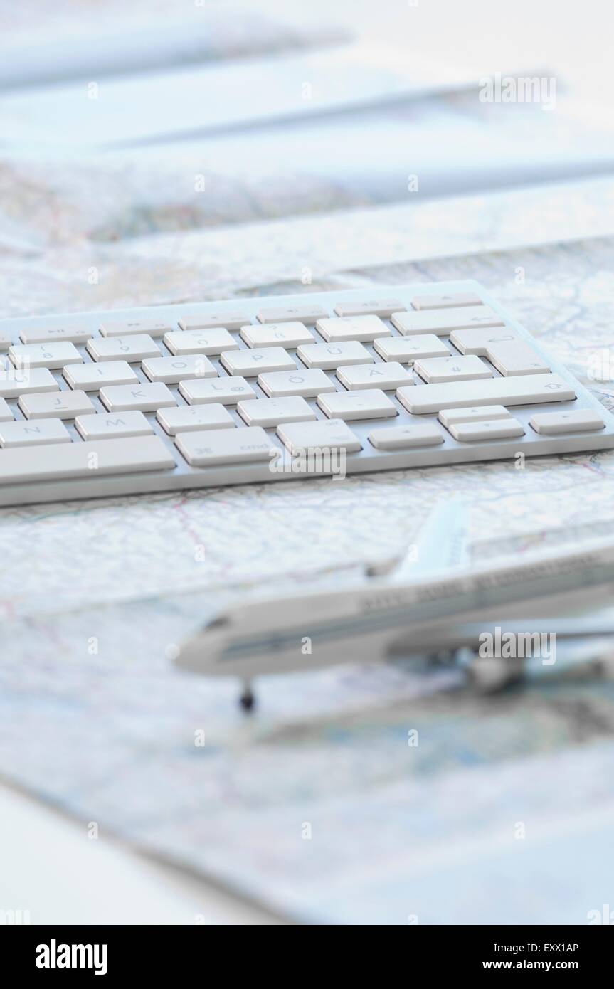 Modellflugzeug, Tastatur und Karte auf Schreibtisch Stockfoto