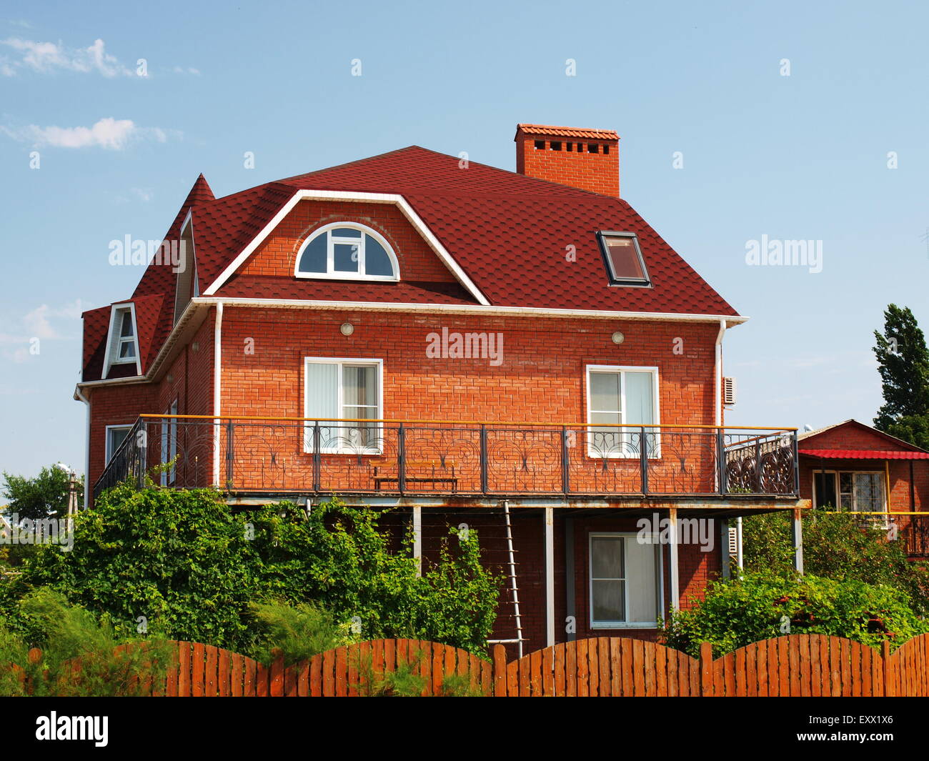 Tolles 2-geschossiges Haus mit einem Loft und einer Veranda in einem vorstädtischen Erholungsgebiet Stockfoto