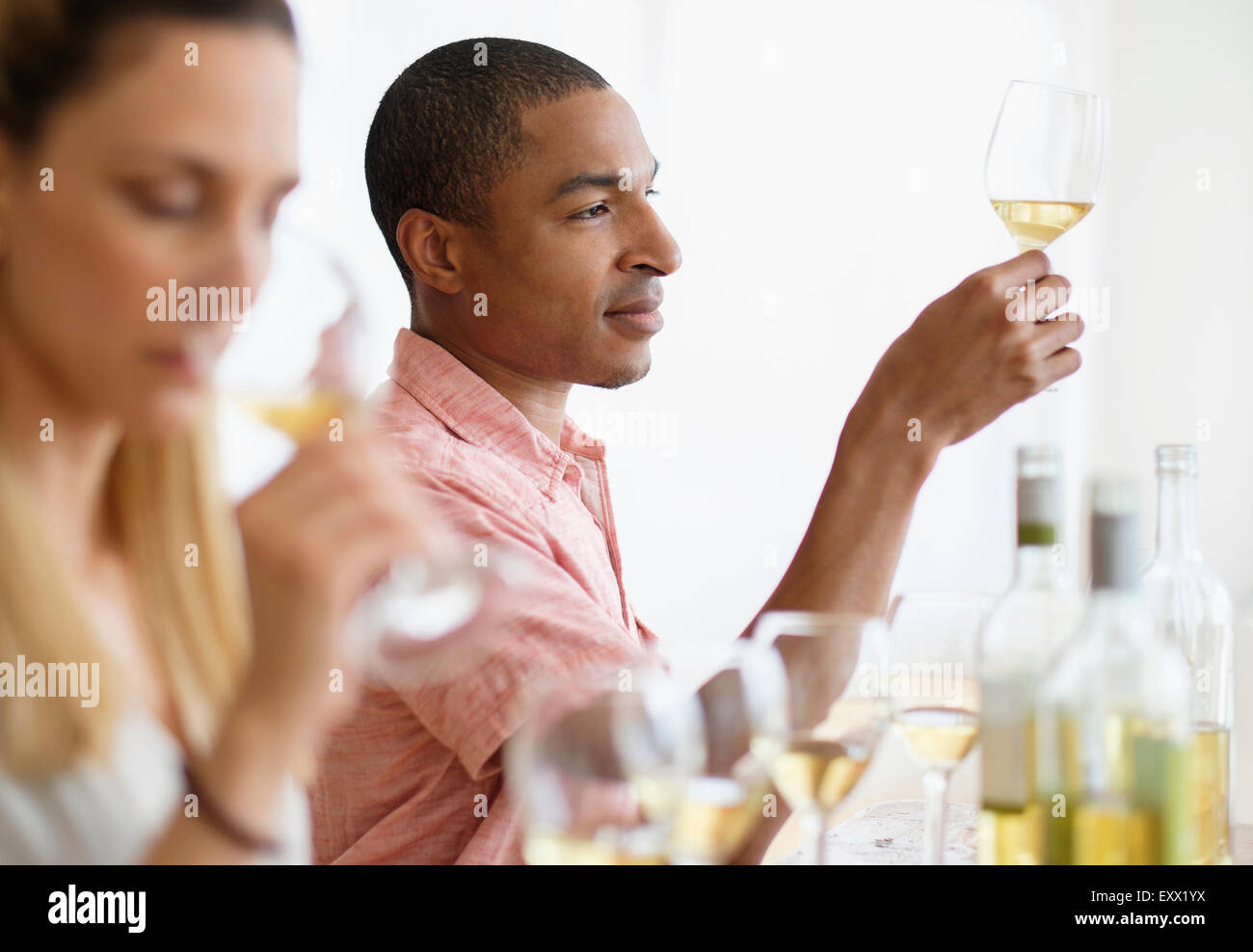 Mann und Frau Verkostung Weißwein Stockfoto