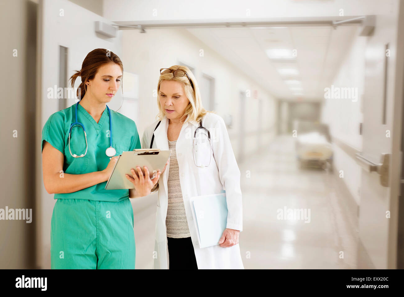Zwei Ärztinnen, medizinische Dokumente betrachten Stockfoto