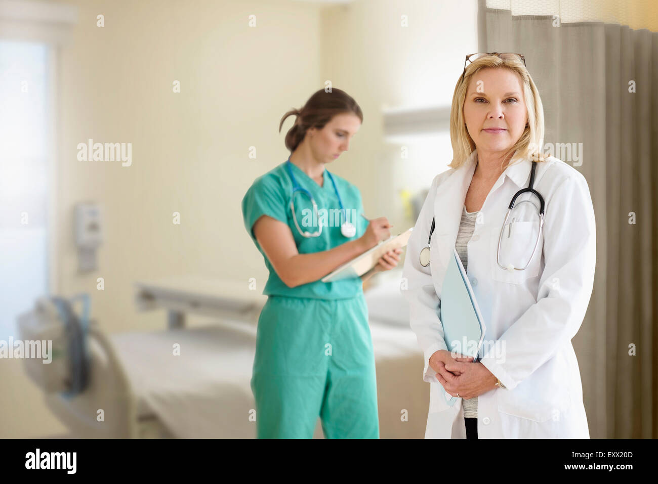 Zwei Ärztinnen im Krankenhaus Stockfoto