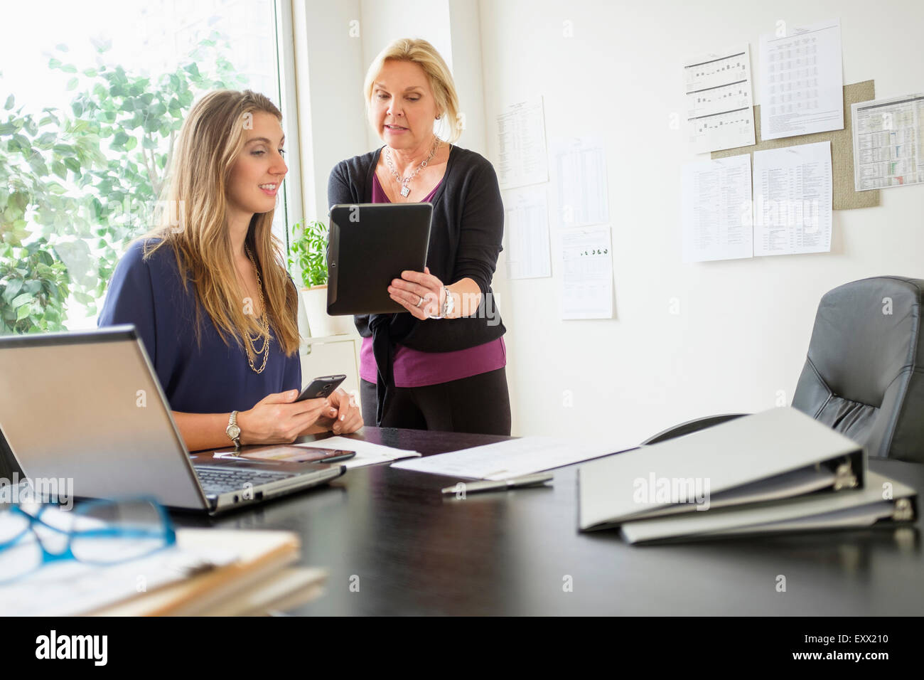 Zwei Business-Frauen im Büro sprechen Stockfoto