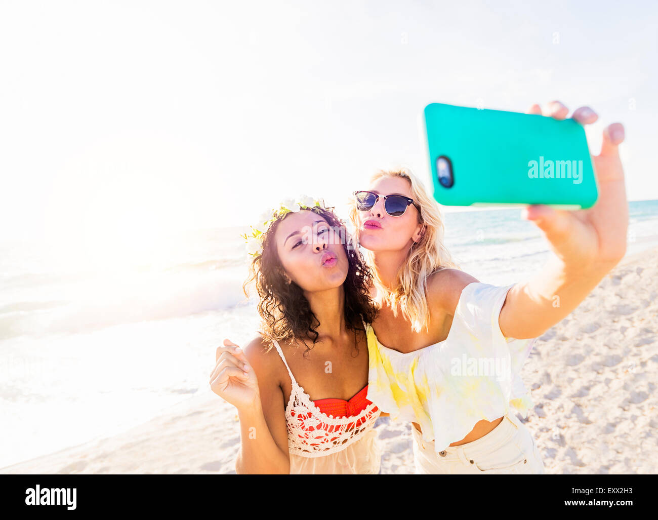 Freundinnen unter Selfie am Strand Stockfoto