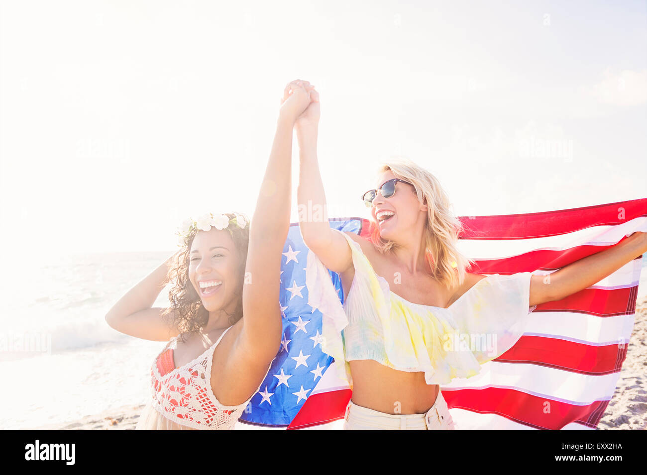 Freundinnen am Strand mit amerikanischen Flagge Stockfoto