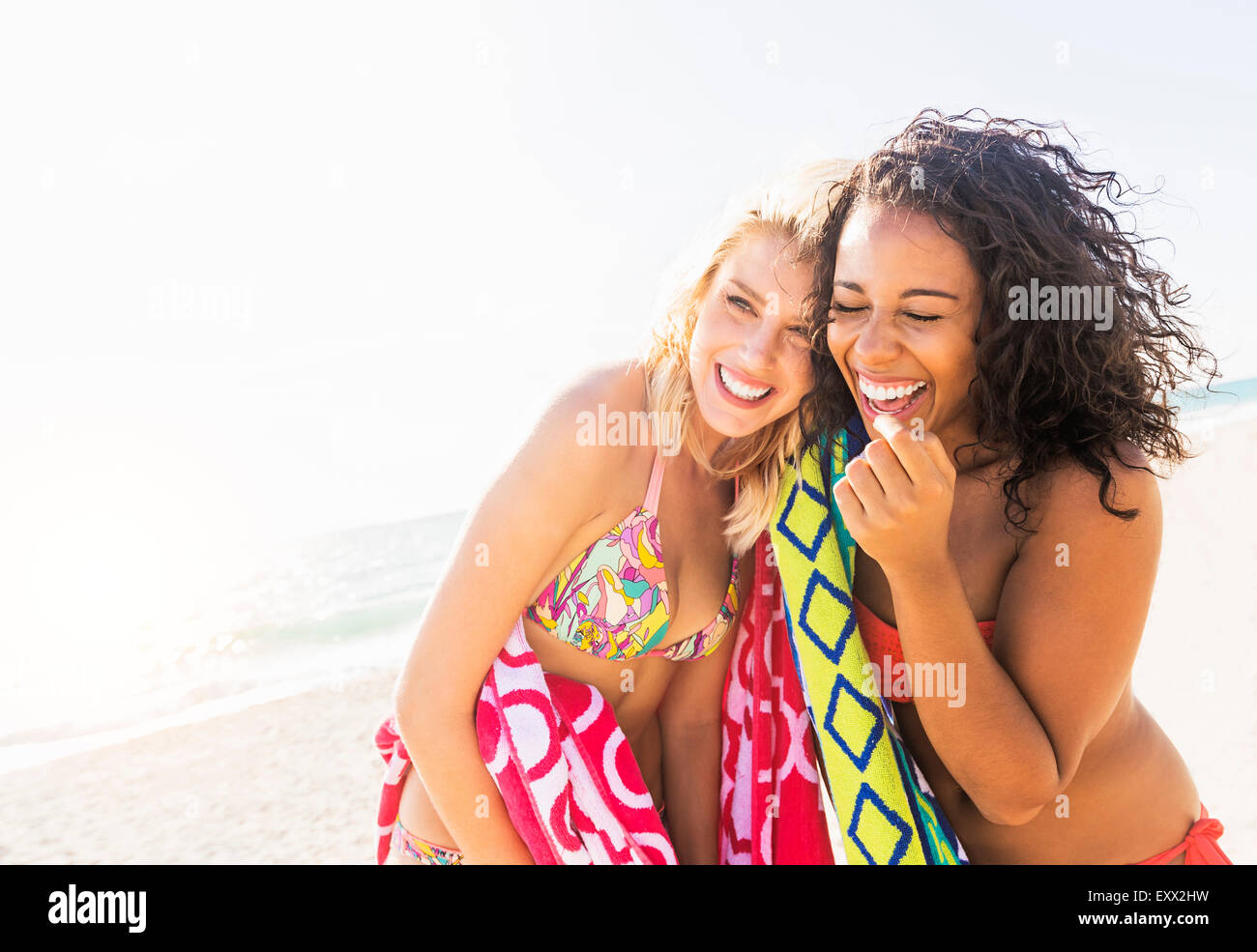 Freundinnen am Strand Stockfoto