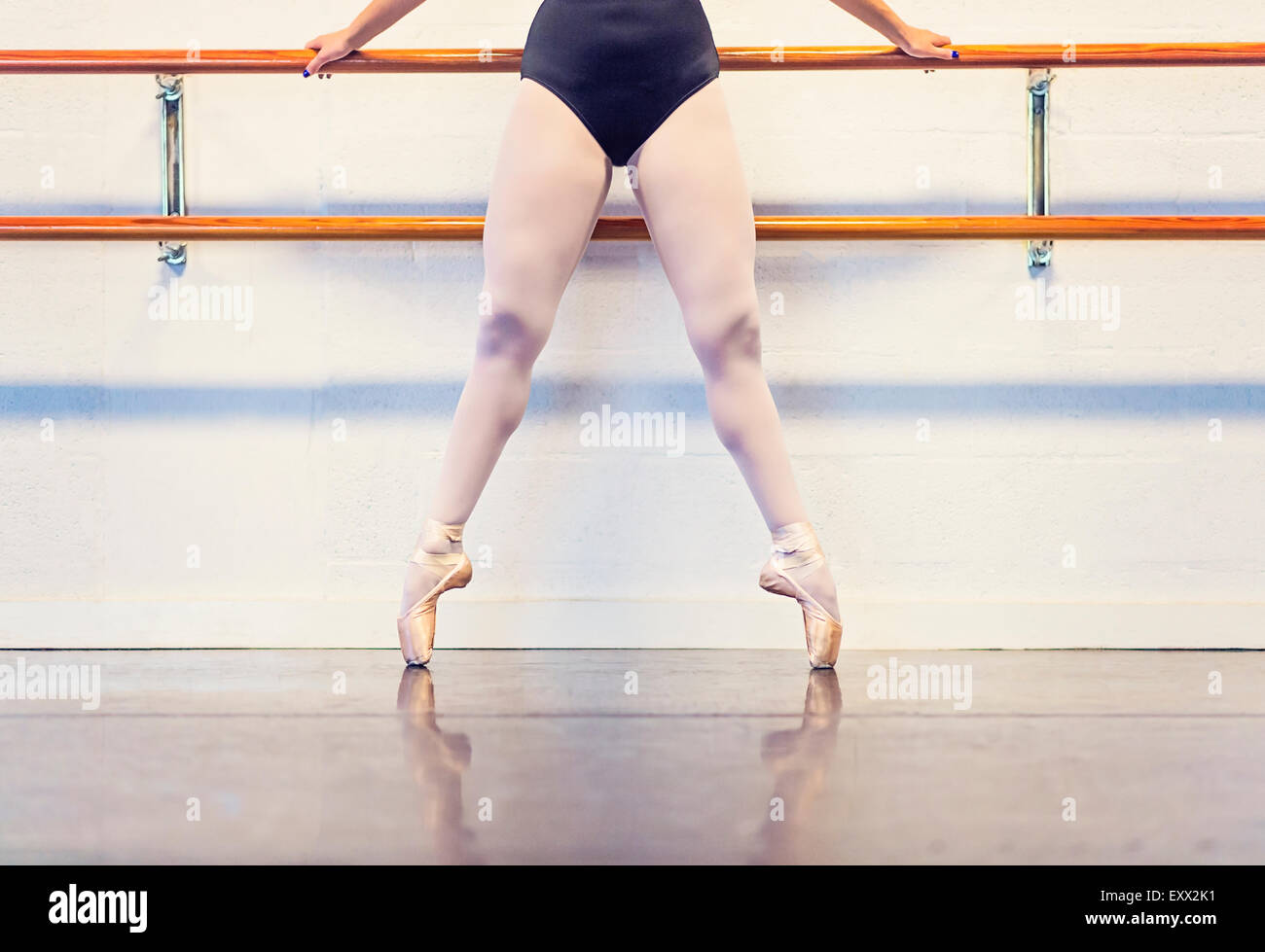 Junge Frau tanzen im Tanzstudio Stockfoto