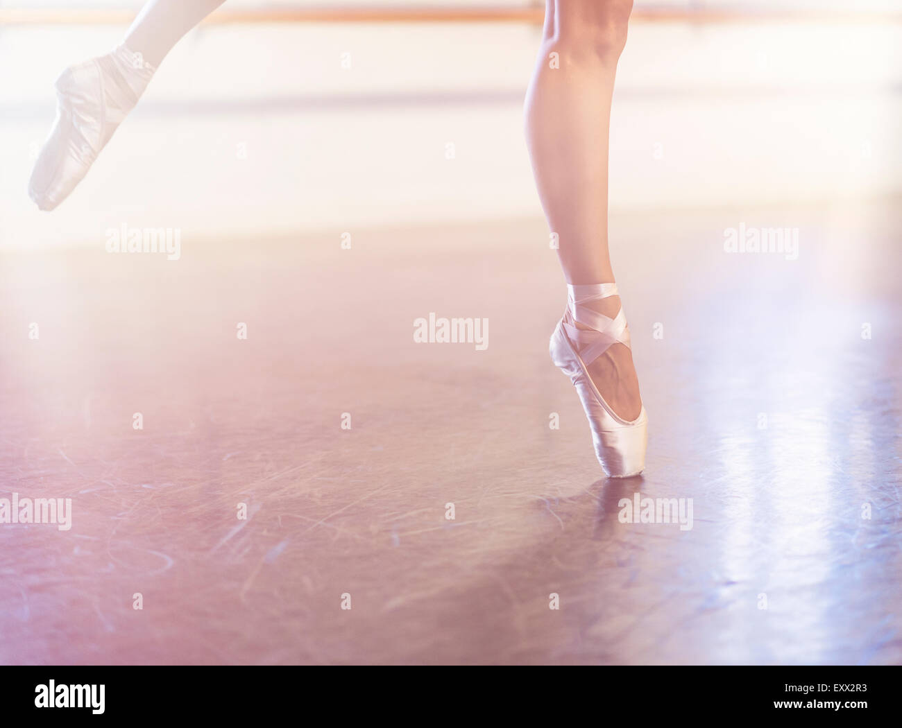 Junge Frau tanzen im Tanzstudio Stockfoto