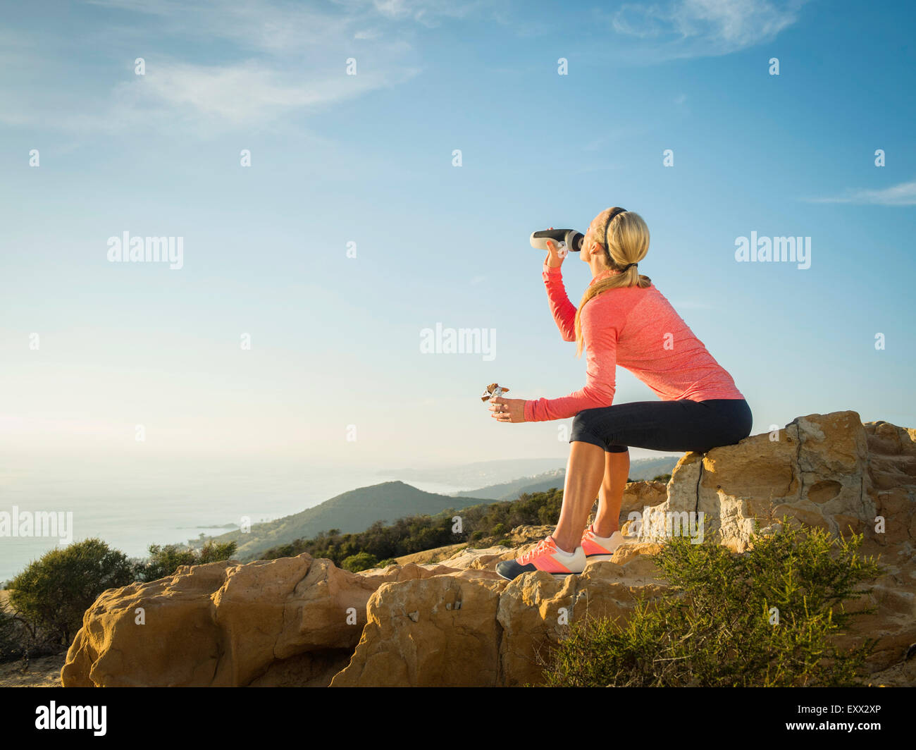 Frau im Sportswear-Trinkwasser Stockfoto