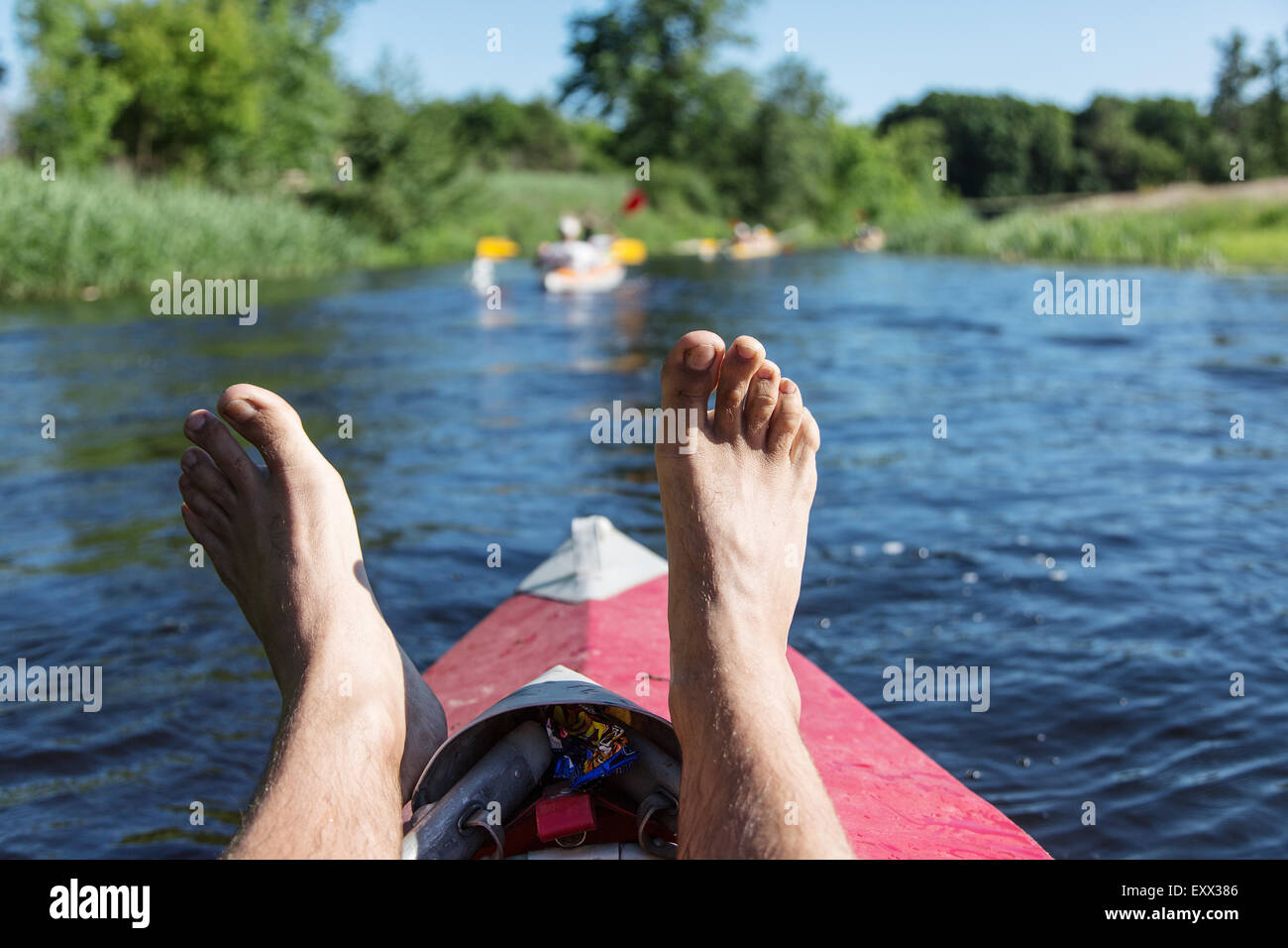 Mannes Beine über Kanu. Ruhezeit. Stockfoto