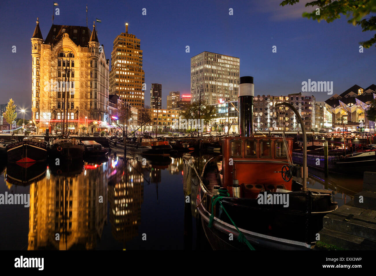 Alten Hafen-Skyline im Morgengrauen beleuchtet Stockfoto