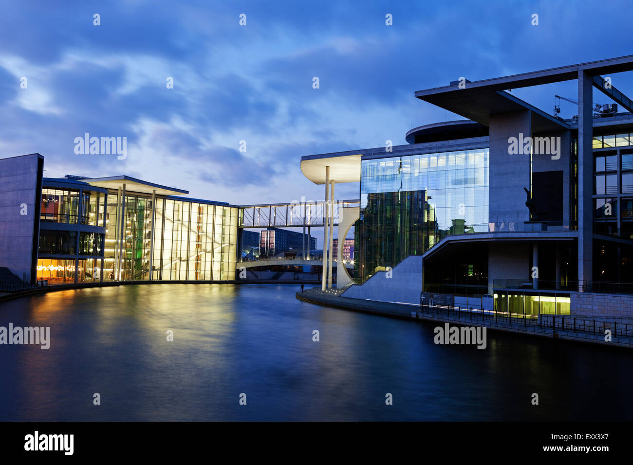 Eidgenössischen Parlament Büros bei Einbruch der Dunkelheit beleuchtet Stockfoto