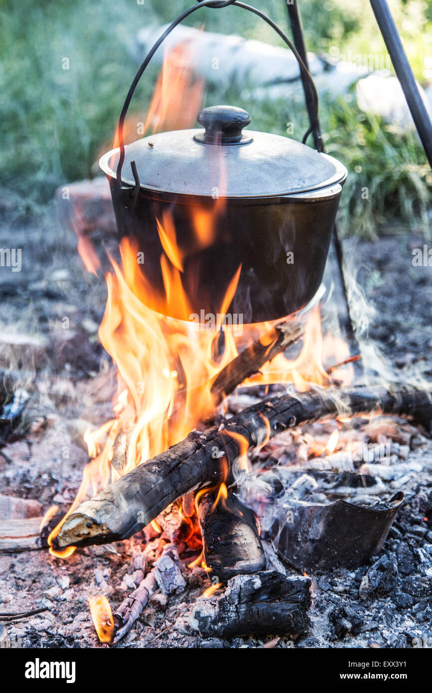 Kochtopf unter am Lagerfeuer im Wald. Stockfoto