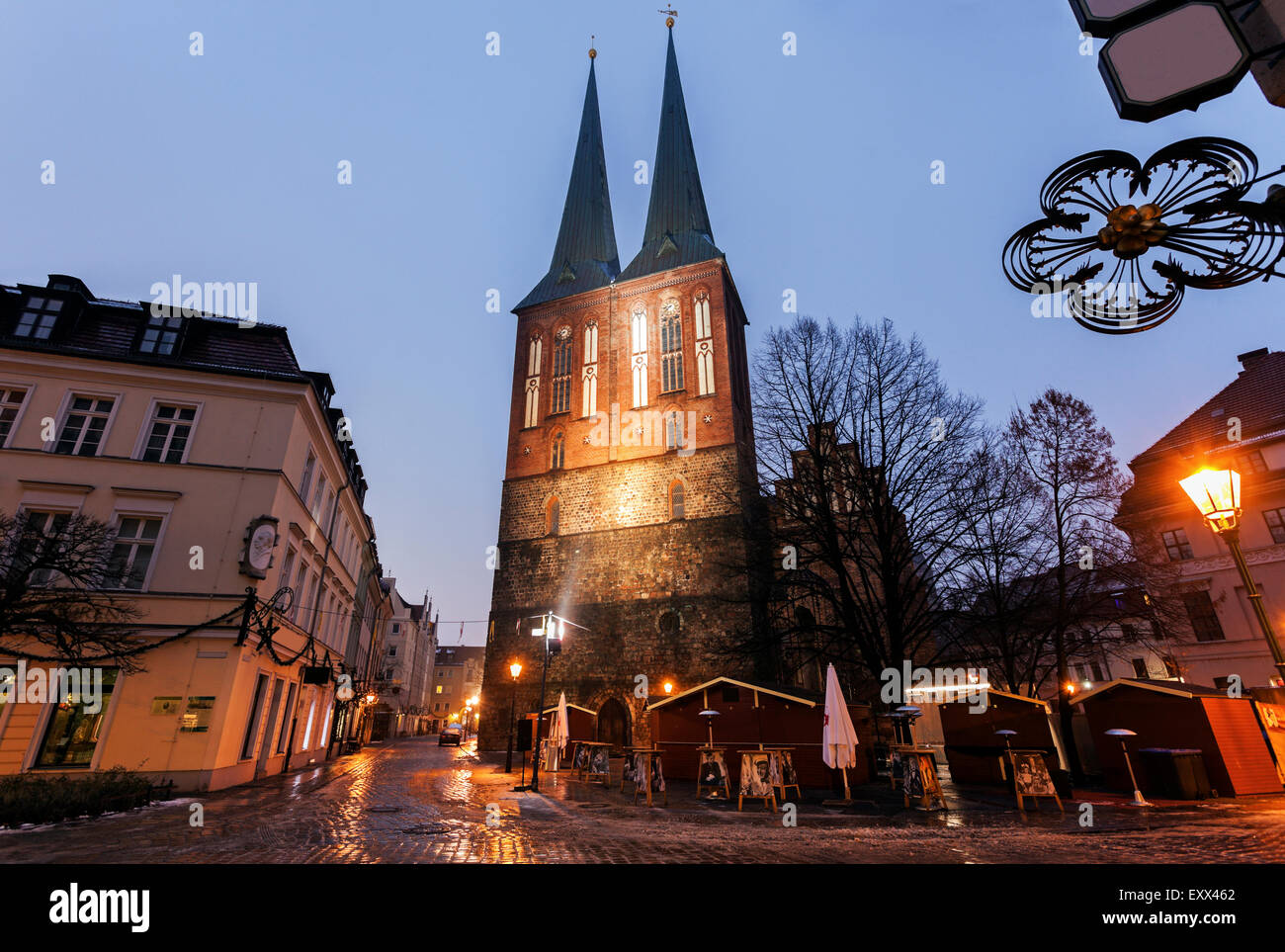 Beleuchtete Kirche des Heiligen Nikolaus Stockfoto