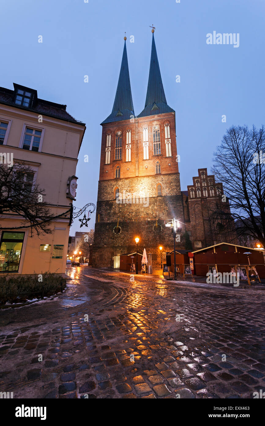 Beleuchtete Kirche des Heiligen Nikolaus Stockfoto