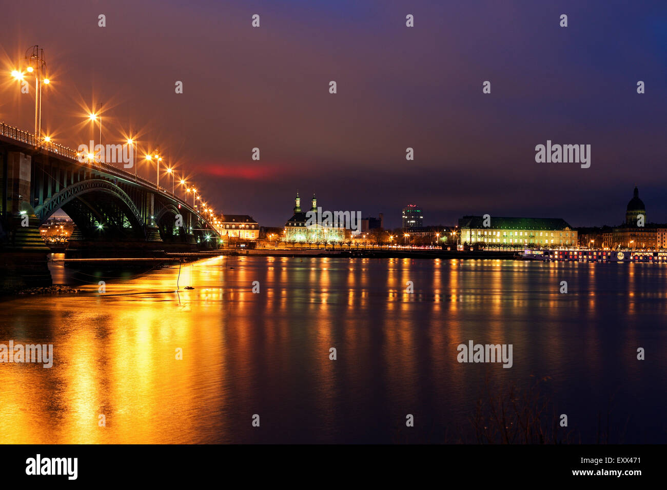 Beleuchtete Theodor-Heuss-Brücke und Hafen-skyline Stockfoto