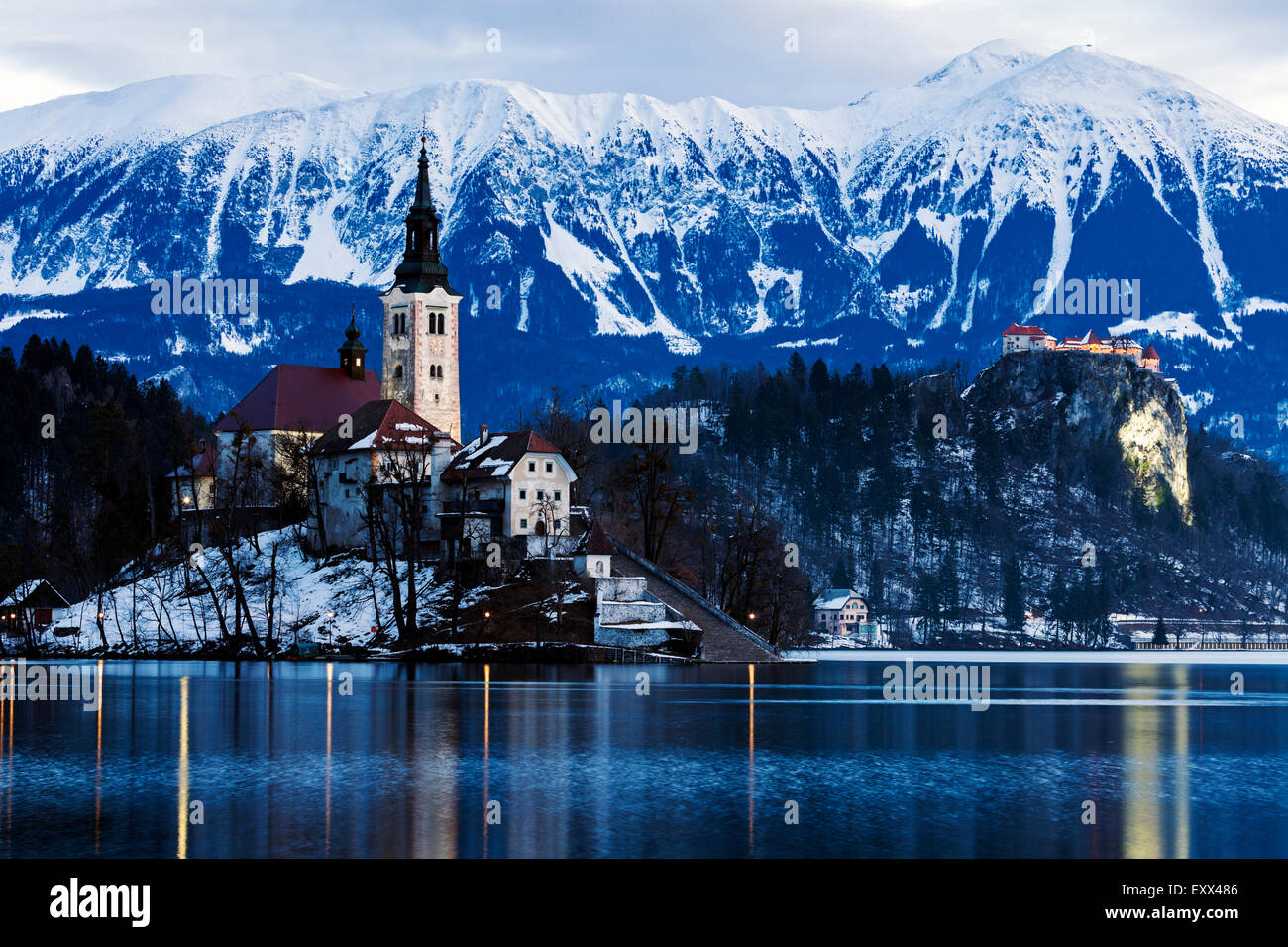 Blick auf die Kirche Mariä Himmelfahrt mit See- und Bergblick Stockfoto