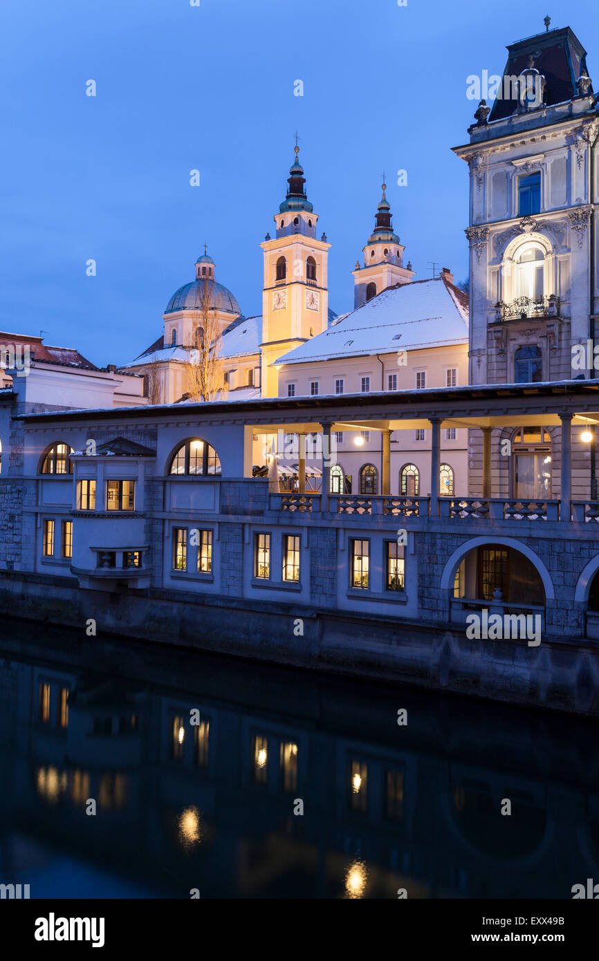 St. Nikolaus-Kathedrale, die im Morgengrauen beleuchtet Stockfoto