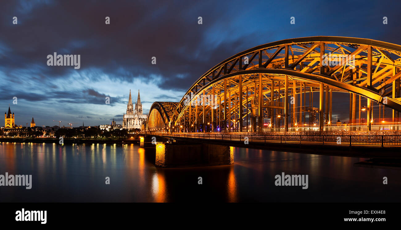 Hohenzollernbrücke bei Einbruch der Dunkelheit beleuchtet Stockfoto