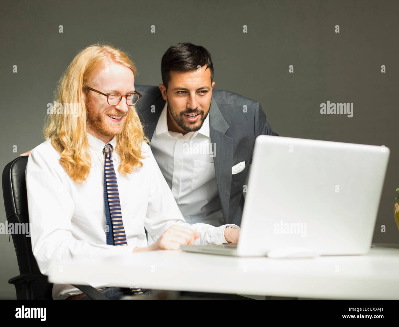 Geschäftsleute suchen am Laptop im Büro Stockfoto