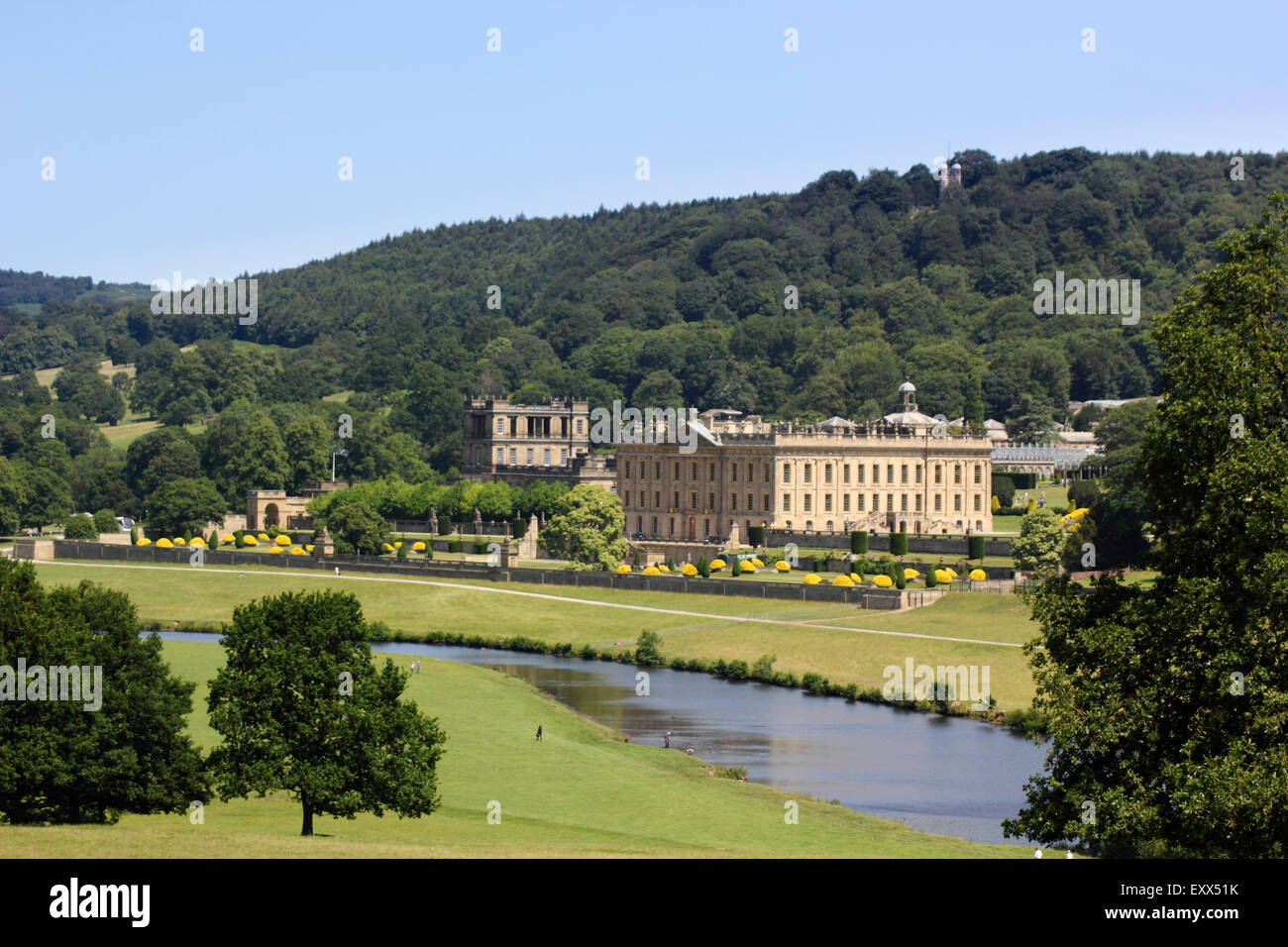 Chatsworth House mit Blick auf den River Derwent und Landscpae entworfen von Capability Brown, Derbyshire, England UK - Sommer Stockfoto