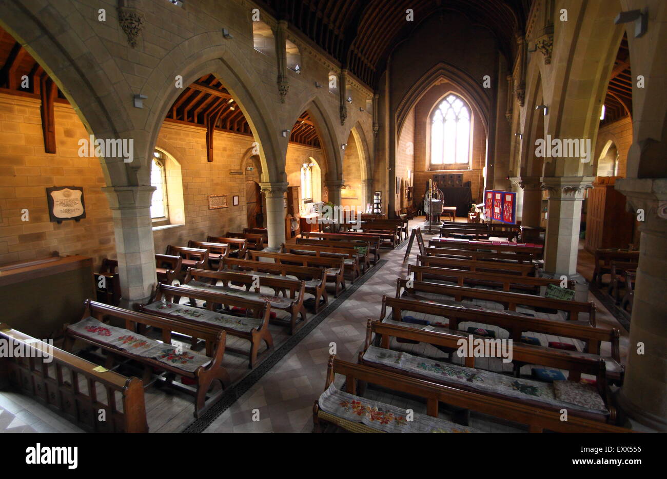Innen Str. Peters Kirche an Edensor, einem Dorf auf dem Chatsworth Anwesen im Peak District, Derbyshire England UK Stockfoto