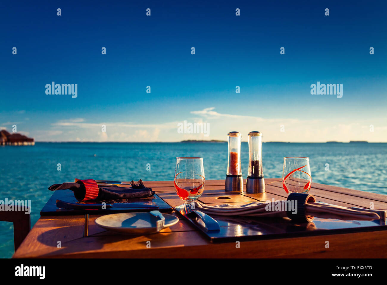 Tischdekoration im tropischen Strandrestaurant im Sommer Sonnenuntergang Stockfoto