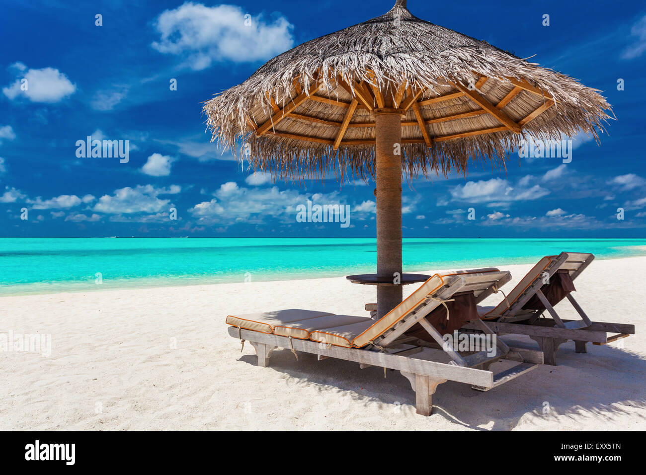 Zwei liegen und Sonnenschirm an einem tropischen Strand mit super Blick