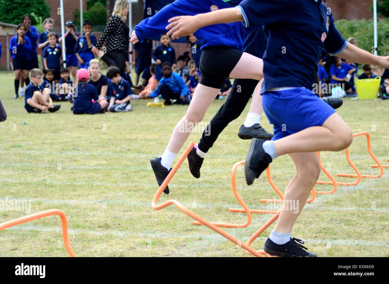 Das Hürden-Rennen an einer Grundschule Sporttag. Stockfoto