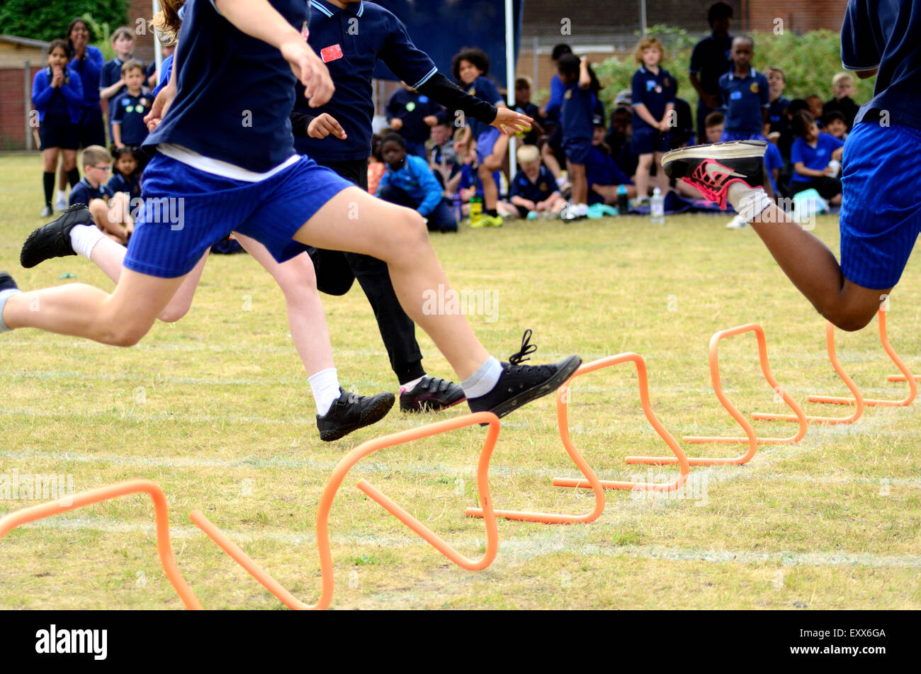 Das Hürden-Rennen an einer Grundschule Sporttag. Stockfoto