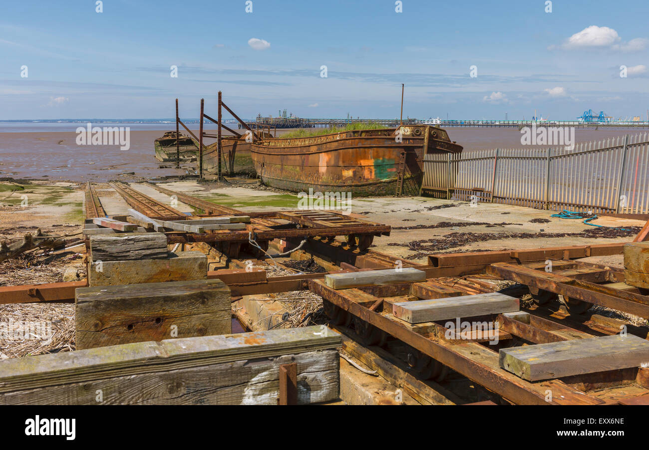 Stillgelegten Werft mit verfallenen Eisen Schiffe und rostigen Seilwinde flankiert von Schlammbänke Humber Mündung. Stockfoto