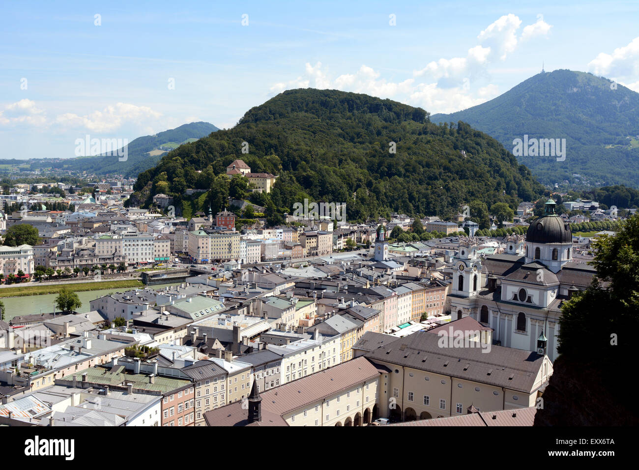 Bewaldeten Hang des Kapuzinerberges steht mitten in der Stadt Salzburg. Die Salzach fließt durch die Stadt Stockfoto