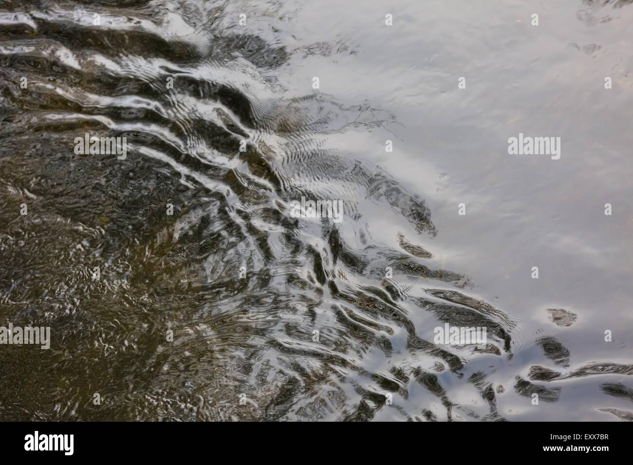 Wasseroberfläche von oben fotografiert. Wildfluss Oberfläche mit Wellen. Natur-Abstraktion Stockfoto