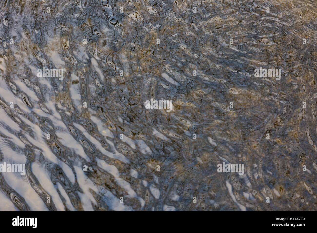 Wasseroberfläche von oben fotografiert. Wildfluss Oberfläche mit Wellen. Natur-Abstraktion Stockfoto